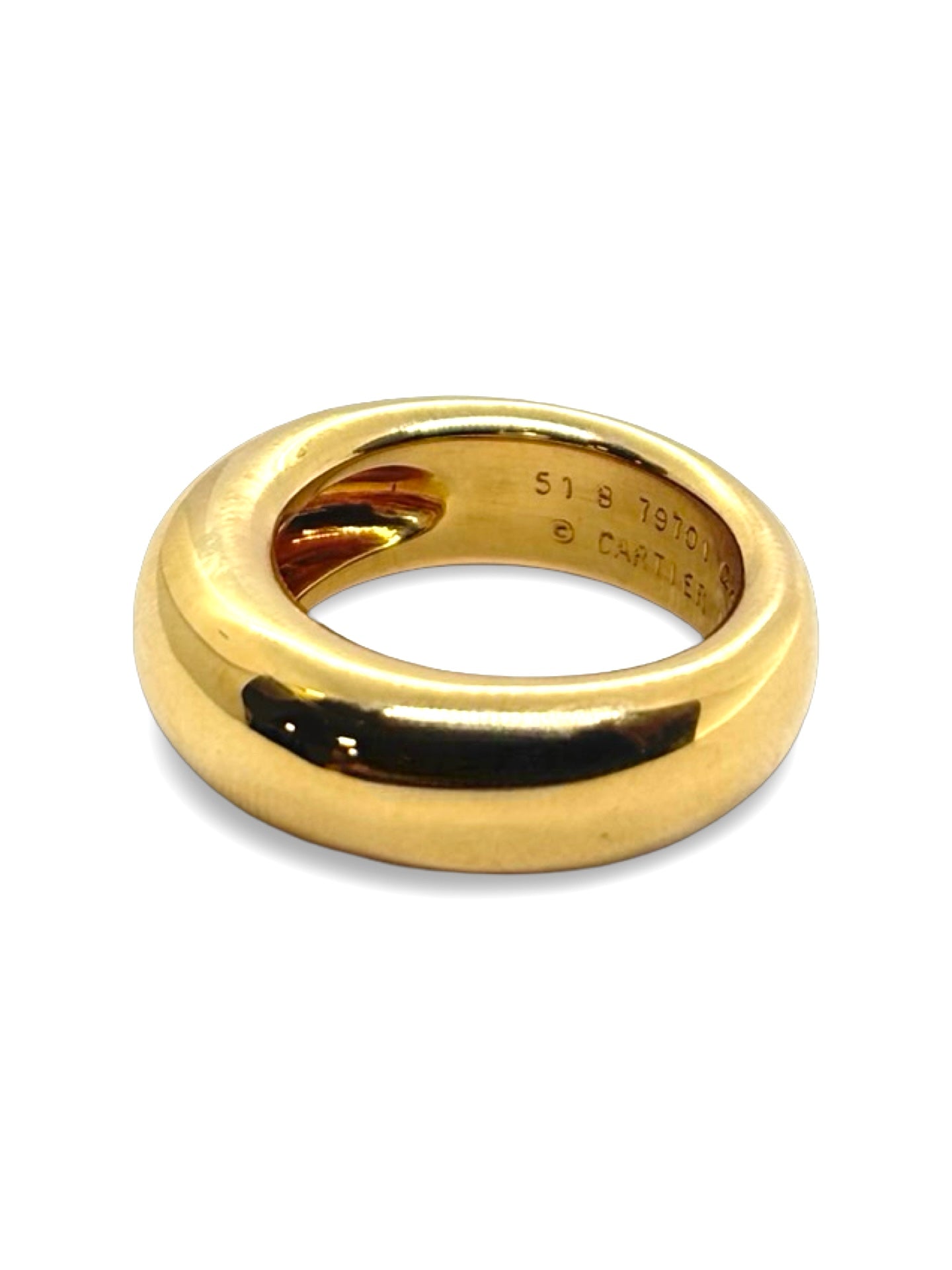 Bague jonc Cartier en or jaune 18 carats au design intemporel et élégant. Cette création emblématique séduit par ses lignes épurées et son éclat chaleureux, caractéristiques de la joaillerie de luxe. Réalisée en or jaune 18K, elle offre un porté confortable et une finition soignée. Idéale pour un usage quotidien ou pour compléter une collection de bijoux raffinés, cette bague jonc incarne le savoir-faire, l’élégance et la sophistication propres à la haute joaillerie.
