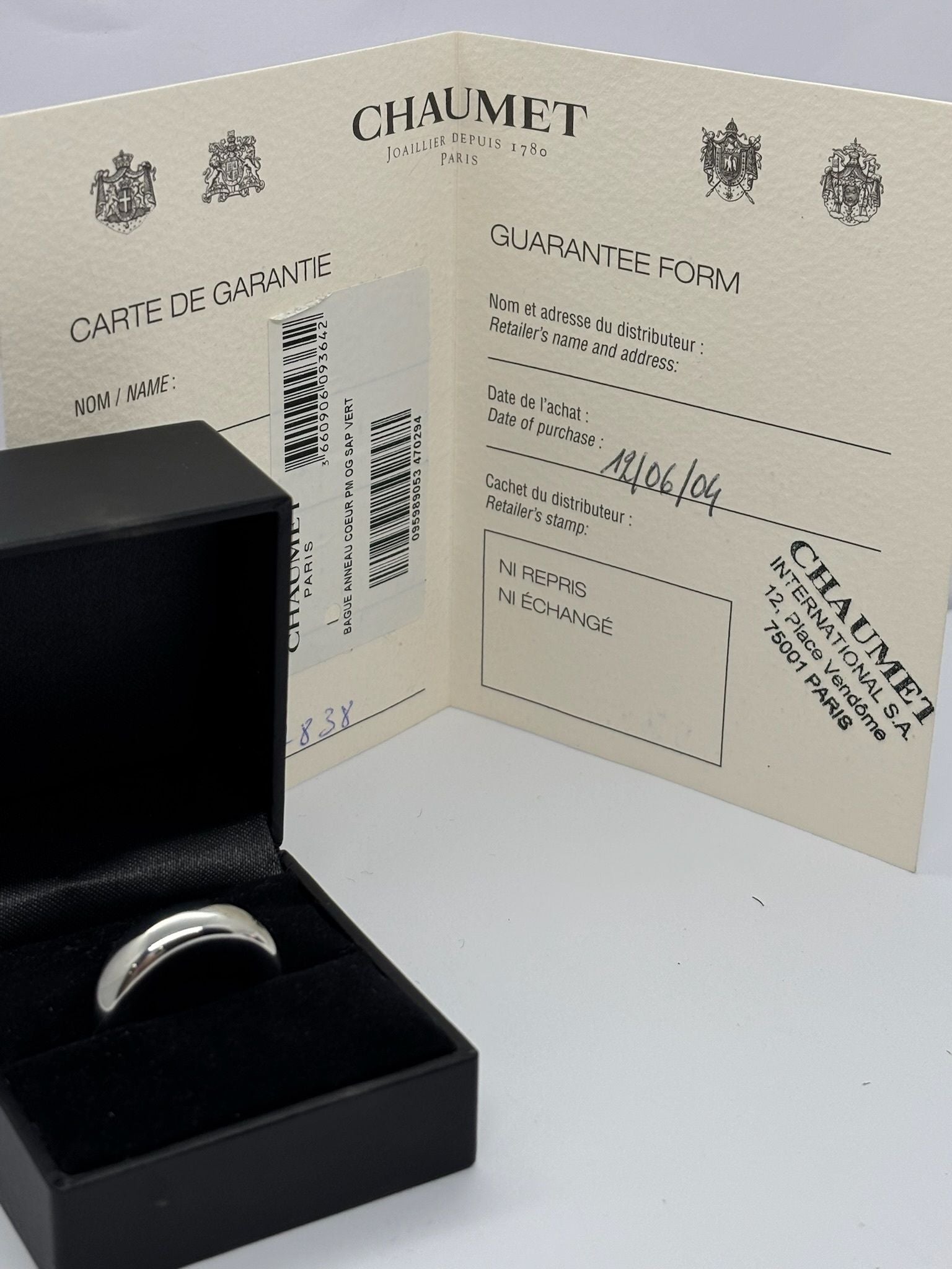 Bague jonc signée Chaumet, en or blanc 18 carats, sublimée par un saphir vert au ton raffiné. Cette création épurée incarne l’élégance contemporaine de la maison, alliant pureté des lignes et éclat précieux de la pierre. Son design minimaliste met en valeur la rareté du saphir vert, pour un bijou à la fois discret et sophistiqué, parfait pour accompagner avec distinction les moments du quotidien comme les grandes occasions.