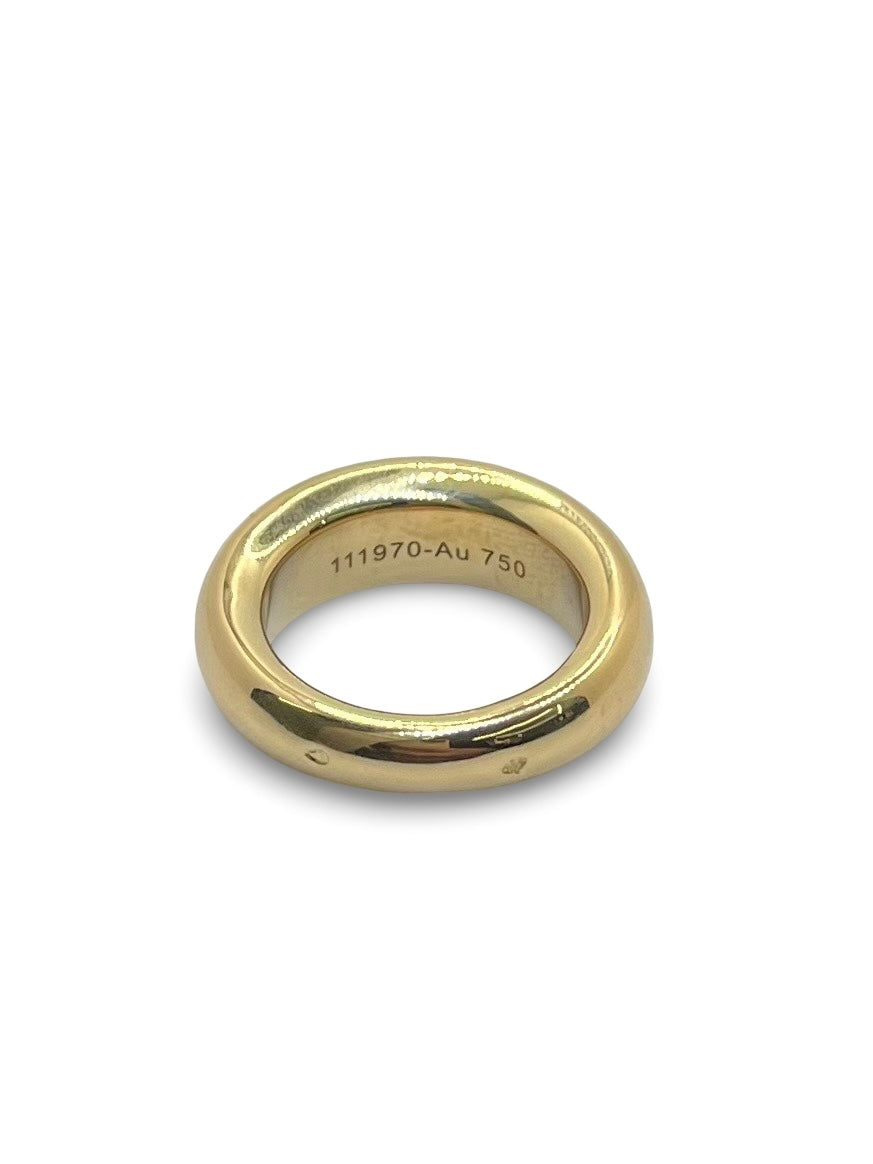 Élégante bague jonc Chaumet en or jaune 18K, symbole de raffinement et de savoir-faire joaillier. Ce bijou intemporel séduit par ses courbes épurées et son éclat chaleureux. Idéal pour sublimer une tenue ou marquer une occasion spéciale. Une pièce de collection signée Chaumet, en or 750/1000, alliant luxe et sobriété.

