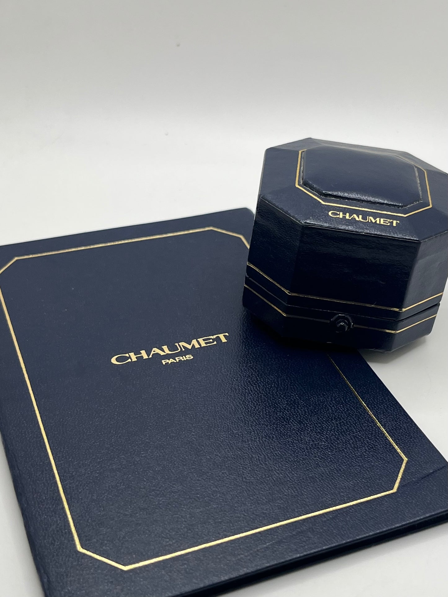 Élégante bague jonc Chaumet en or jaune 18K, symbole de raffinement et de savoir-faire joaillier. Ce bijou intemporel séduit par ses courbes épurées et son éclat chaleureux. Idéal pour sublimer une tenue ou marquer une occasion spéciale. Une pièce de collection signée Chaumet, en or 750/1000, alliant luxe et sobriété.

