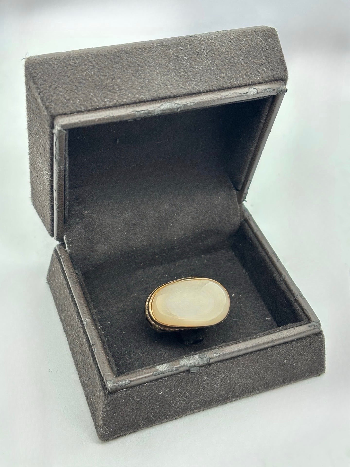 Bague Anjara en or jaune 18 carats mettant en valeur l’association harmonieuse d’une pierre de lune, d’un quartz fumé et de diamants étincelants. Ce bijou raffiné séduit par le contraste de ses gemmes, la douceur de ses reflets et son élégance intemporelle. Une création joaillière idéale pour les amateurs de pierres fines et de bijoux de caractère.