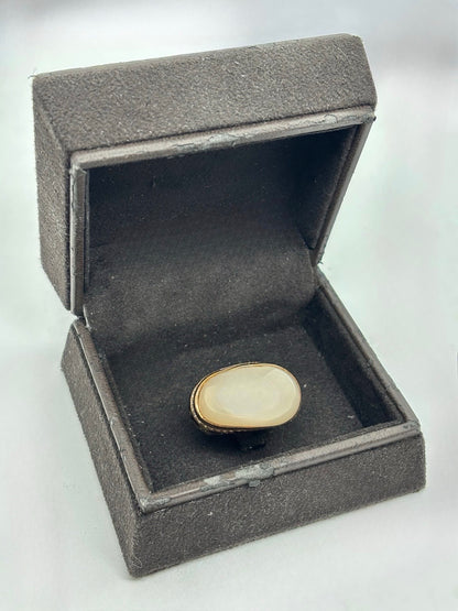 Bague Anjara en or jaune 18 carats mettant en valeur l’association harmonieuse d’une pierre de lune, d’un quartz fumé et de diamants étincelants. Ce bijou raffiné séduit par le contraste de ses gemmes, la douceur de ses reflets et son élégance intemporelle. Une création joaillière idéale pour les amateurs de pierres fines et de bijoux de caractère.
