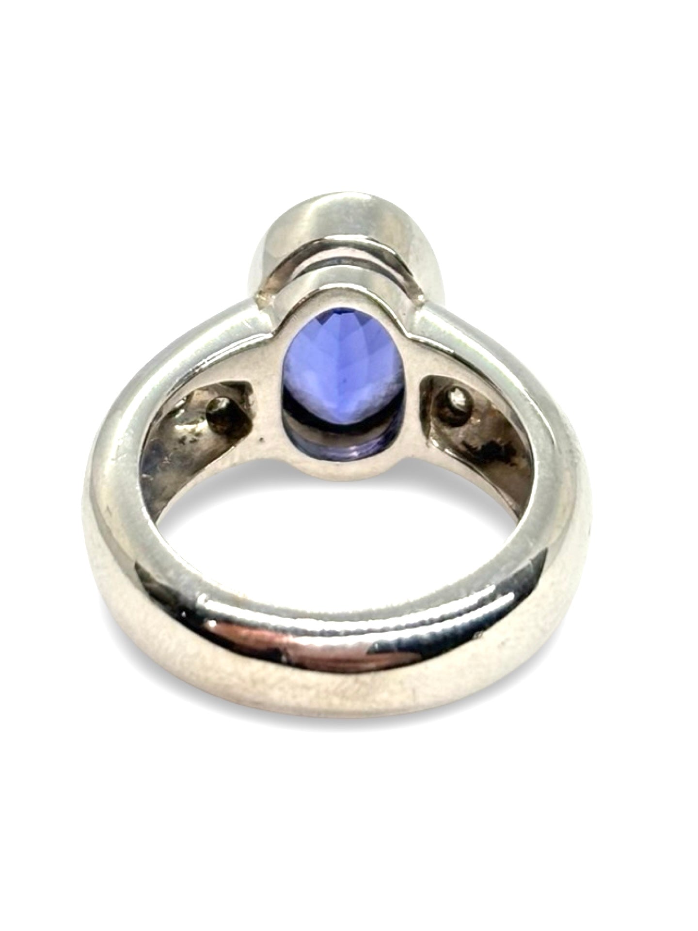Bague en or blanc sertie d’une tanzanite de 5 carats, accompagnée de 0,6 carat de diamants étincelants. Ce bijou élégant met en valeur la profondeur bleutée de la tanzanite et l’éclat des diamants, offrant une pièce raffinée et intemporelle qui illumine la main avec charme et sophistication.