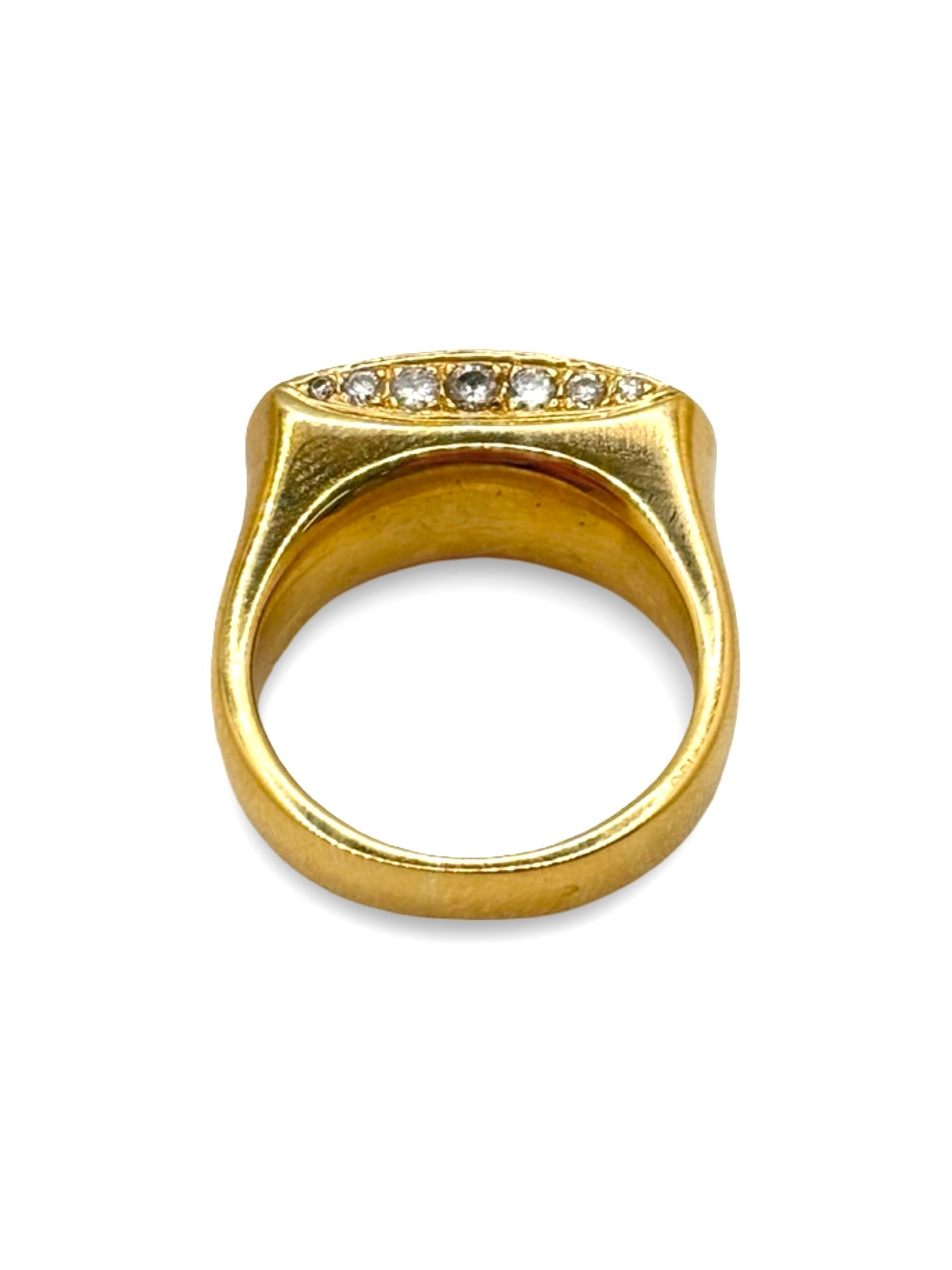 Bague en or jaune 18 carats sublimée par des diamants totalisant 1 carat. Ce bijou raffiné associe la chaleur de l’or jaune à l’éclat intemporel des diamants pour un rendu lumineux et élégant. Une création joaillière idéale pour célébrer une occasion spéciale ou enrichir une collection de bijoux précieux.