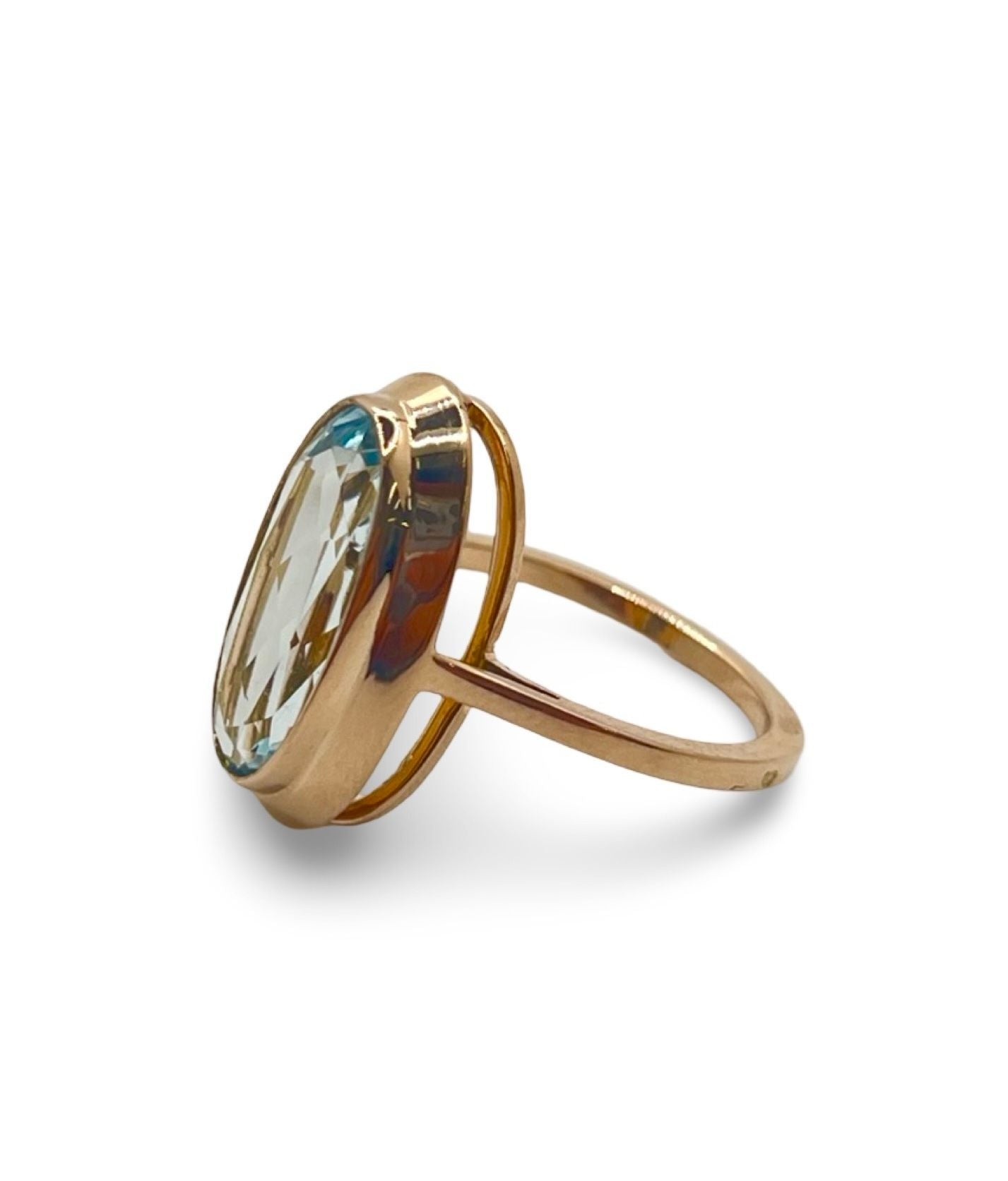 Découvrez cette magnifique bague en or rose, délicatement sertie d'une aigue-marine naturelle pesant environ 5 carats. Son éclat sublime est mis en valeur par l'élégance de l'or rose, créant une pièce unique et précieuse. Cette bague, accompagnée de son écrin raffiné, est le cadeau parfait pour marquer une occasion spéciale.