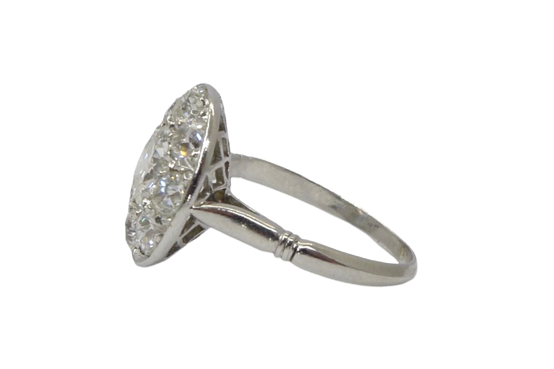 Découvrez notre superbe bague marguerite en platine 950, sublimée par un diamant rond naturel de 0,80 ct, entouré de dix diamants anciens de 0,10 ct chacun. Une création élégante et intemporelle, parfaite pour une bague de fiançailles ou un bijou d’exception.
