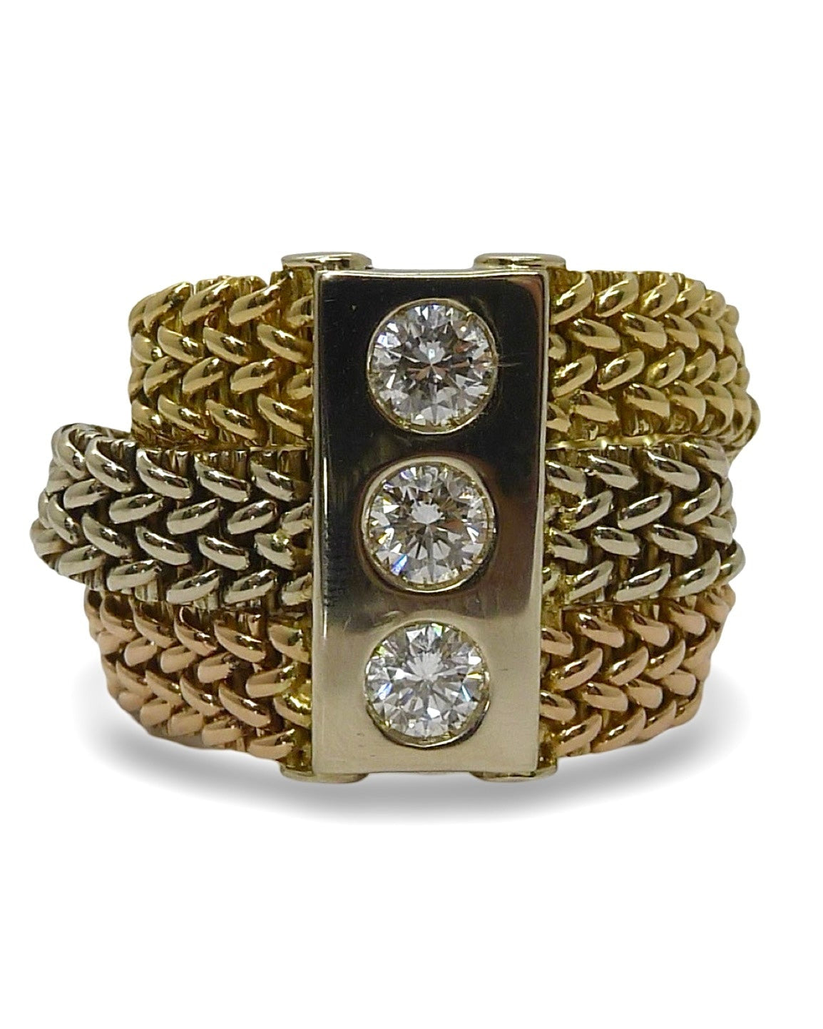 Laissez-vous séduire par cette superbe bague maille en trois ors (or jaune, or blanc et or rose), sublimée par des diamants scintillants totalisant 0,75 ct. Un bijou raffiné au design intemporel, parfait pour illuminer votre main avec élégance. Idéale en cadeau ou pour enrichir votre collection de pièces précieuses mêlant harmonieusement les tons d’or et la brillance des diamants.