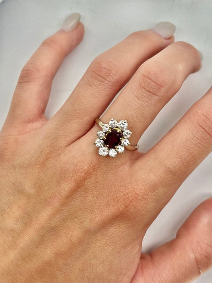 Bague marguerite en or blanc 18 carats ornée d’un rubis naturel non chauffé de 1,54 carat, entouré d’un halo de diamants totalisant 1,68 carat. Cette bague ancienne séduit par son élégance intemporelle, l’éclat de ses diamants et la couleur profonde de son rubis. Bijou raffiné idéal pour une collection, des fiançailles ou une occasion d’exception.