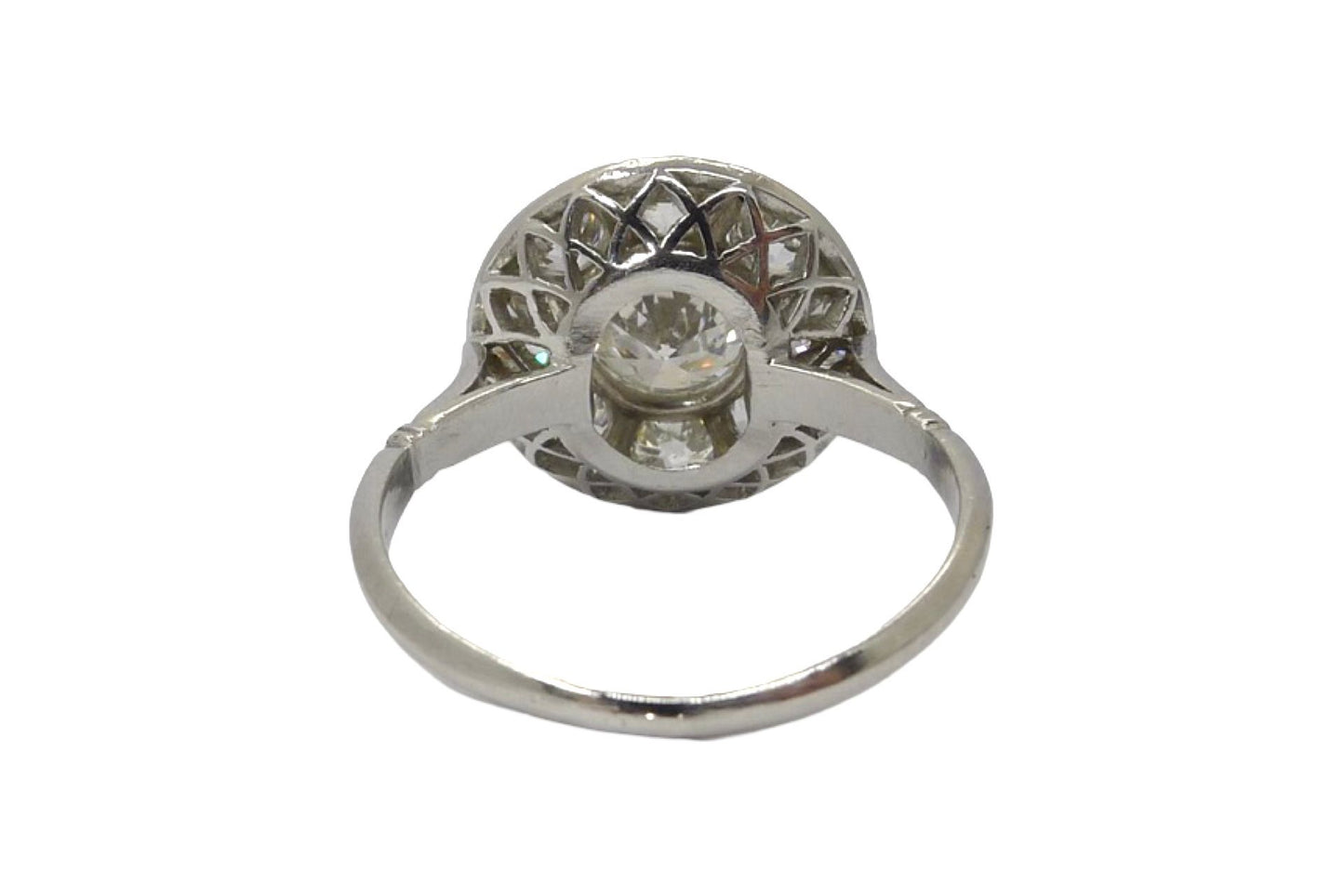 Découvrez notre superbe bague marguerite en platine 950, sublimée par un diamant rond naturel de 0,80 ct, entouré de dix diamants anciens de 0,10 ct chacun. Une création élégante et intemporelle, parfaite pour une bague de fiançailles ou un bijou d’exception.