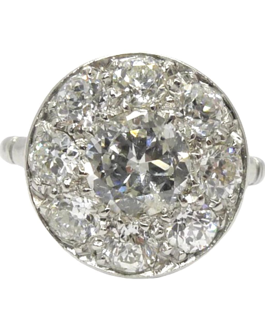 Découvrez notre superbe bague marguerite en platine 950, sublimée par un diamant rond naturel de 0,80 ct, entouré de dix diamants anciens de 0,10 ct chacun. Une création élégante et intemporelle, parfaite pour une bague de fiançailles ou un bijou d’exception.