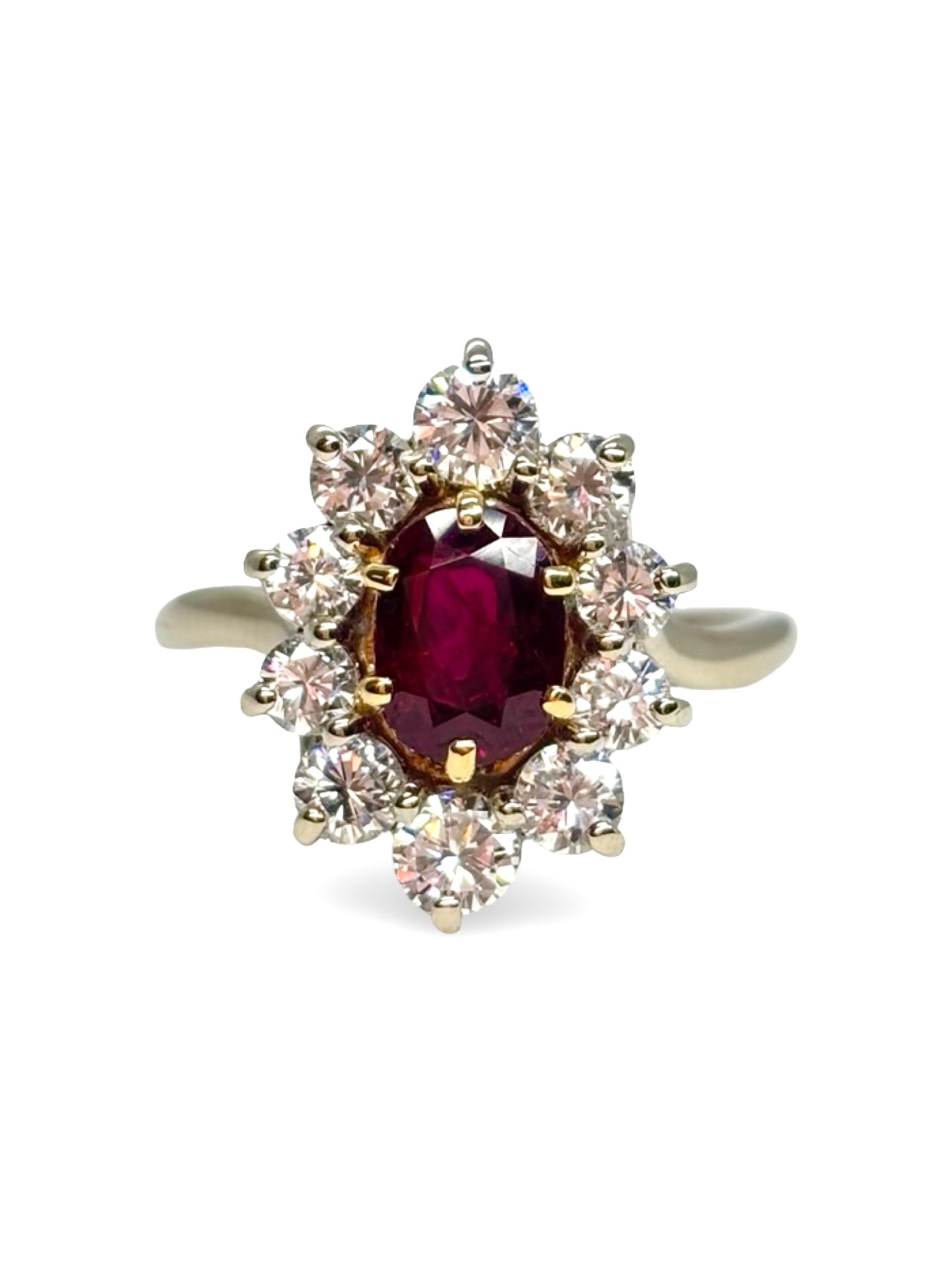 Bague marguerite en or blanc 18 carats ornée d’un rubis naturel non chauffé de 1,54 carat, entouré d’un halo de diamants totalisant 1,68 carat. Cette bague ancienne séduit par son élégance intemporelle, l’éclat de ses diamants et la couleur profonde de son rubis. Bijou raffiné idéal pour une collection, des fiançailles ou une occasion d’exception.