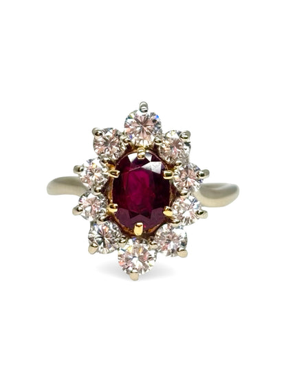 Bague marguerite en or blanc 18 carats ornée d’un rubis naturel non chauffé de 1,54 carat, entouré d’un halo de diamants totalisant 1,68 carat. Cette bague ancienne séduit par son élégance intemporelle, l’éclat de ses diamants et la couleur profonde de son rubis. Bijou raffiné idéal pour une collection, des fiançailles ou une occasion d’exception.