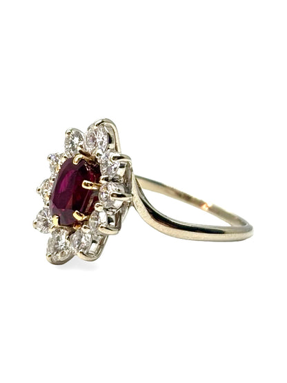 Bague marguerite en or blanc 18 carats ornée d’un rubis naturel non chauffé de 1,54 carat, entouré d’un halo de diamants totalisant 1,68 carat. Cette bague ancienne séduit par son élégance intemporelle, l’éclat de ses diamants et la couleur profonde de son rubis. Bijou raffiné idéal pour une collection, des fiançailles ou une occasion d’exception.