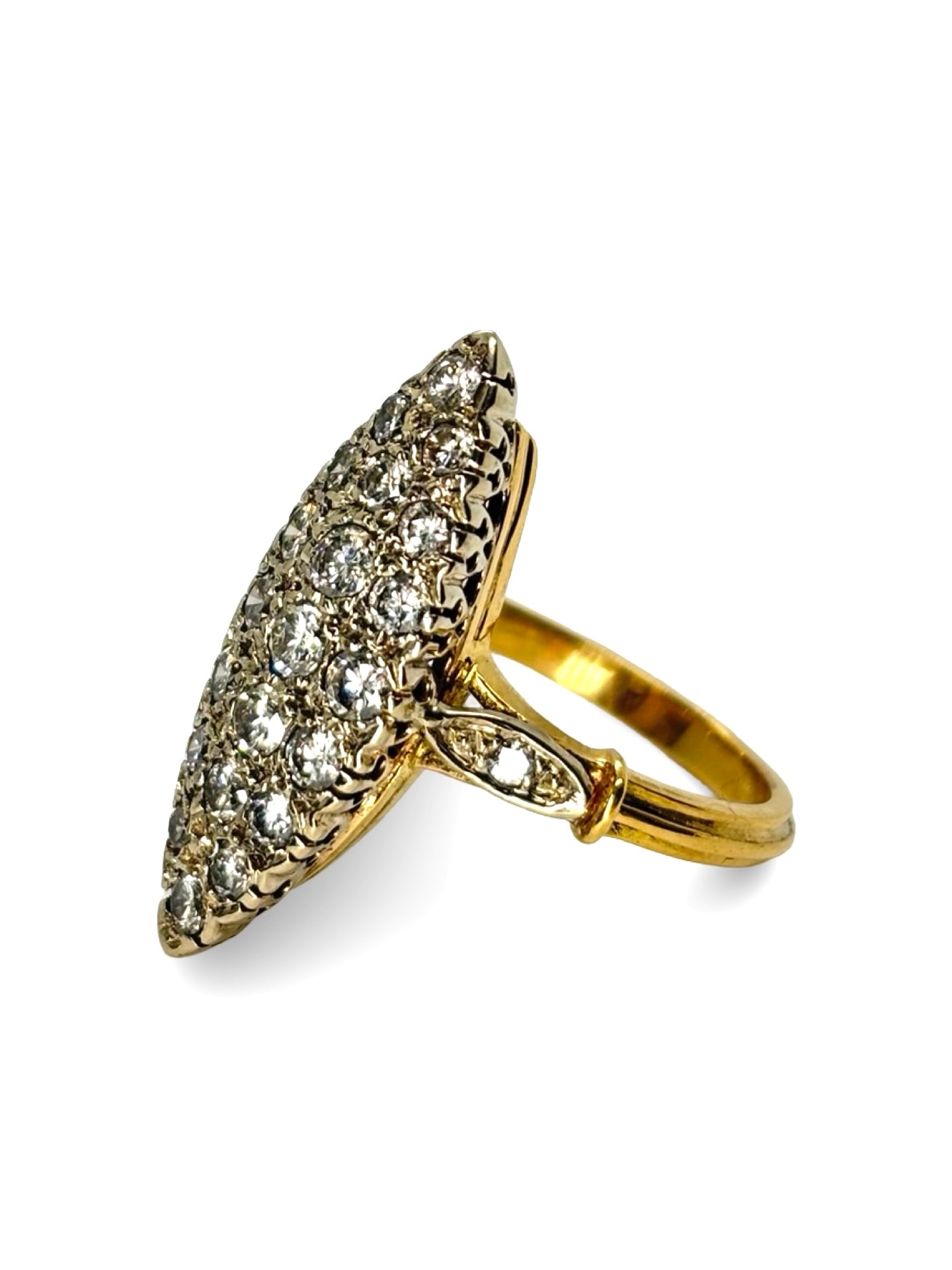 Sublimez vos moments précieux avec cette bague marquise en or blanc, sertie de diamants totalisant 1,3 carat. Élégante et raffinée, elle offre un éclat unique qui capture la lumière sous tous les angles. Parfaite pour un mariage, une fiançailles ou un cadeau d’exception, cette bague marquise allie luxe, finesse et brillance intemporelle.