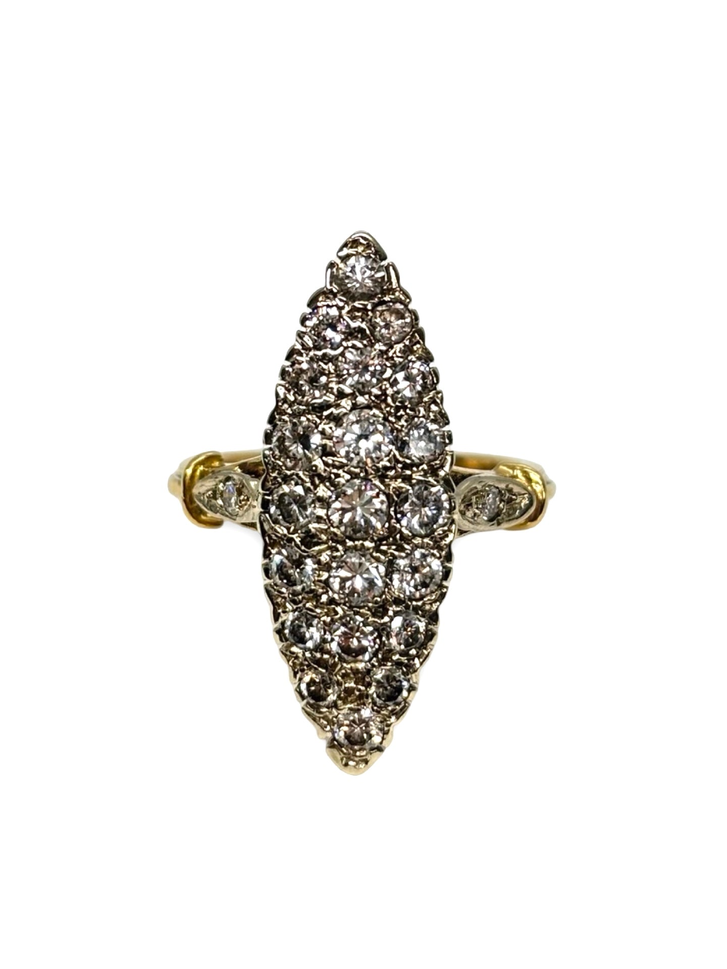 Sublimez vos moments précieux avec cette bague marquise en or blanc, sertie de diamants totalisant 1,3 carat. Élégante et raffinée, elle offre un éclat unique qui capture la lumière sous tous les angles. Parfaite pour un mariage, une fiançailles ou un cadeau d’exception, cette bague marquise allie luxe, finesse et brillance intemporelle.