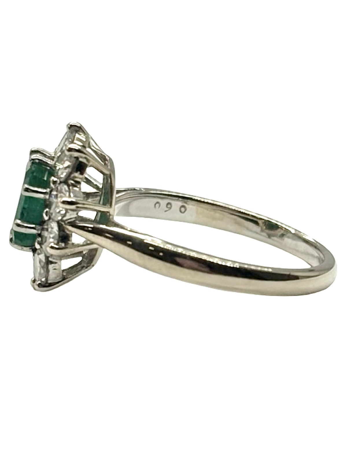 Bague en or blanc 18K (750 millièmes) sertie d’une émeraude de 1,10 carat et de diamants naturels pour un poids total de 0,80 carat. Cette bague de joaillerie associe l’intensité du vert de l’émeraude à l’éclat lumineux des diamants, créant un contraste élégant et raffiné. Ce bijou précieux en or blanc et pierres naturelles séduit par son charme intemporel. Idéale pour sublimer une tenue ou offrir un cadeau d’exception, cette bague émeraude et diamants apporte une touche de sophistication à chaque main.