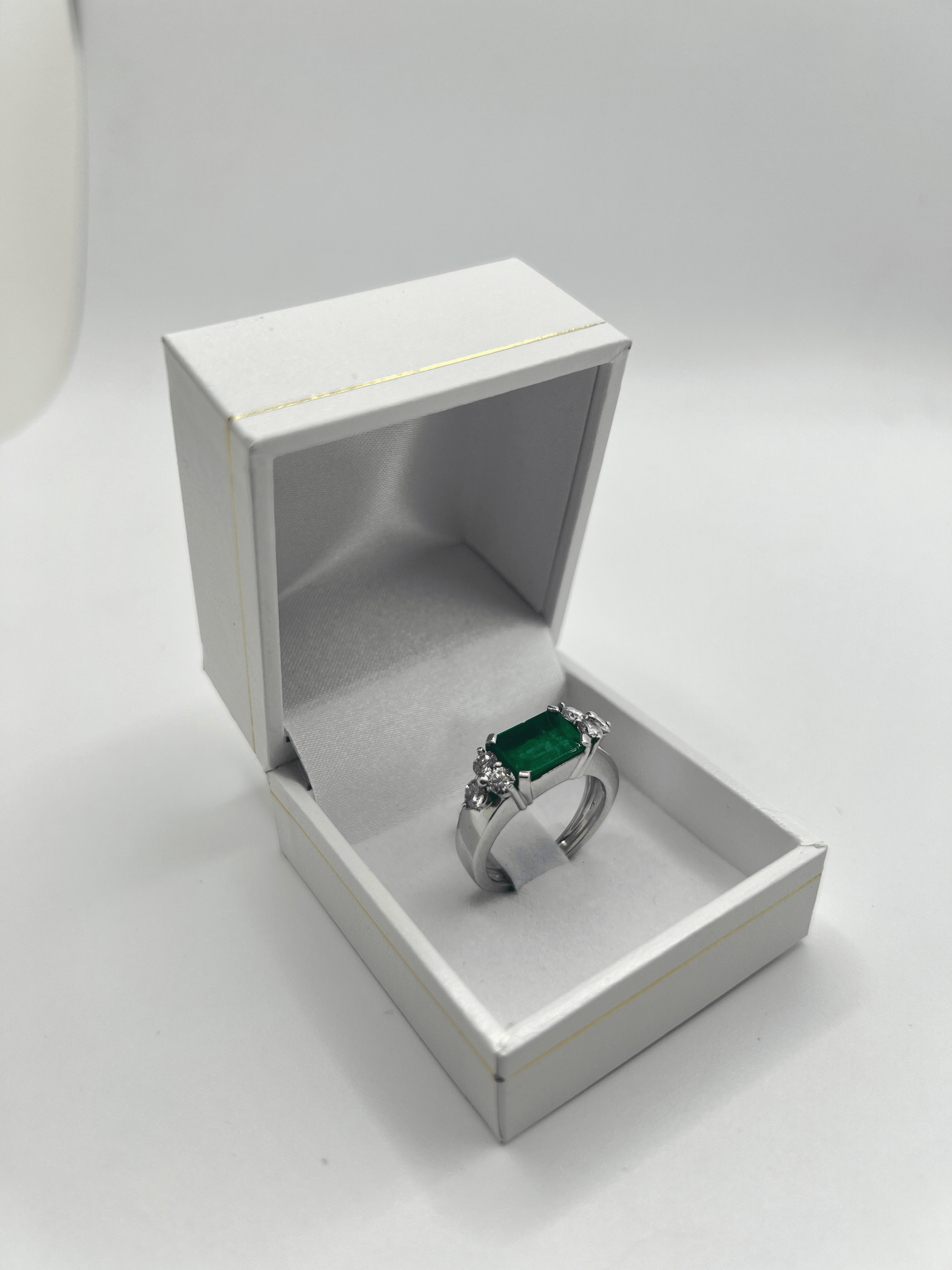 Sublimez votre style avec cette magnifique bague sertie d'une émeraude de 2,40 carats, sublimée par 0,60 carat de diamants étincelants. Un bijou d’exception, livré dans un écrin raffiné, idéal pour une occasion spéciale ou pour offrir un cadeau inoubliable.