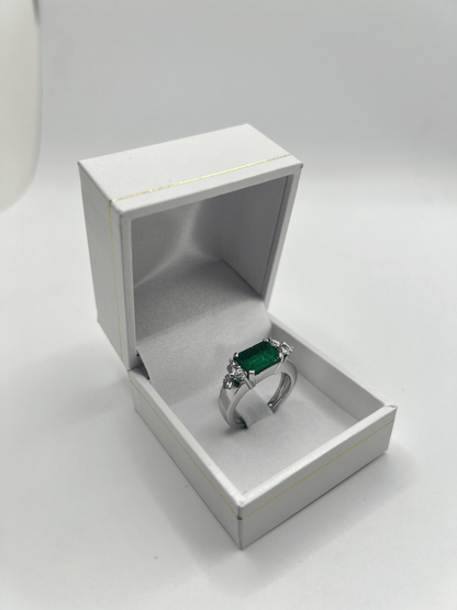 Sublimez votre style avec cette magnifique bague sertie d'une émeraude de 2,40 carats, sublimée par 0,60 carat de diamants étincelants. Un bijou d’exception, livré dans un écrin raffiné, idéal pour une occasion spéciale ou pour offrir un cadeau inoubliable.