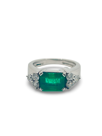 Sublimez votre style avec cette magnifique bague sertie d'une émeraude de 2,40 carats, sublimée par 0,60 carat de diamants étincelants. Un bijou d’exception, livré dans un écrin raffiné, idéal pour une occasion spéciale ou pour offrir un cadeau inoubliable.