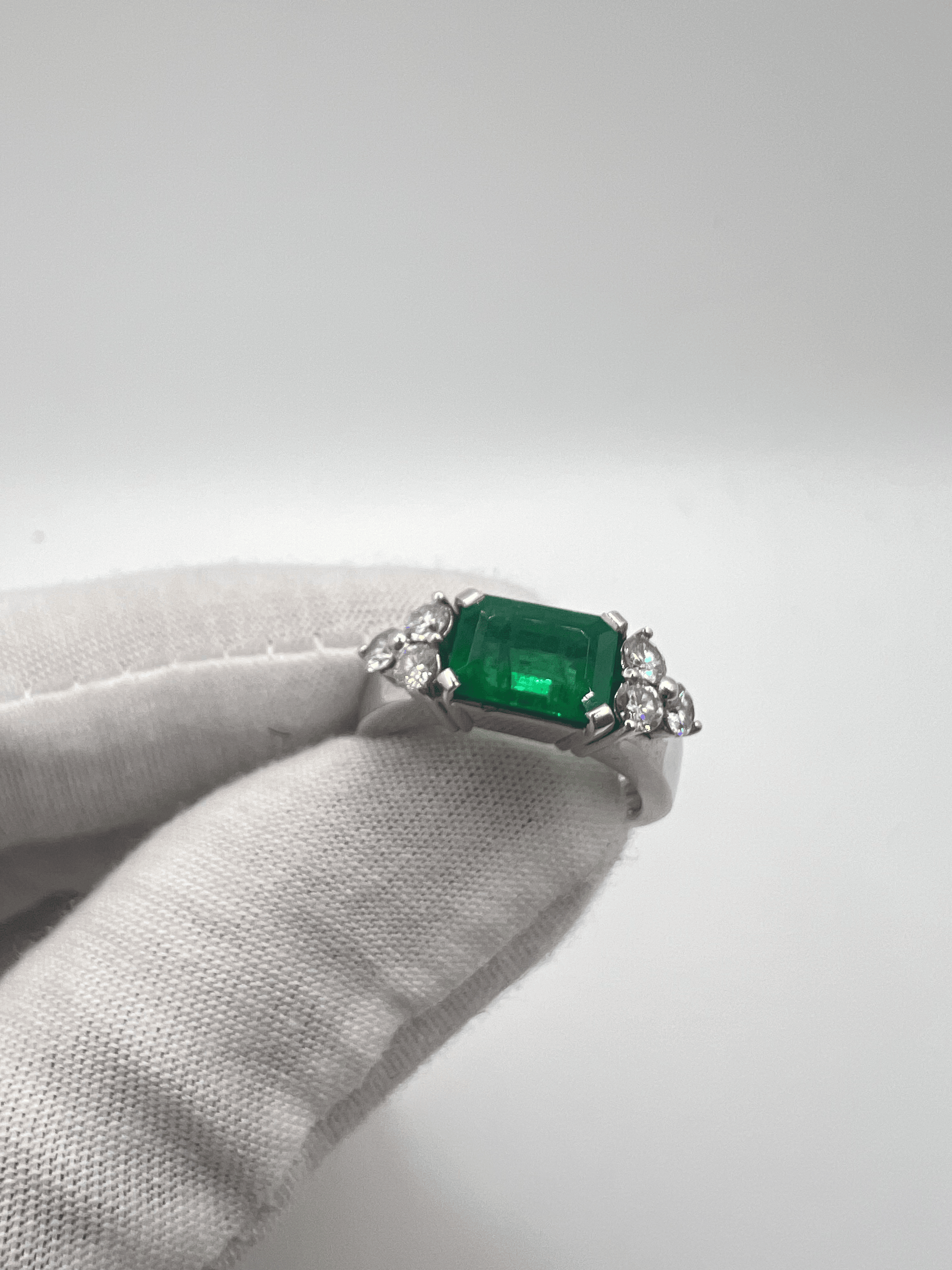 Sublimez votre style avec cette magnifique bague sertie d'une émeraude de 2,40 carats, sublimée par 0,60 carat de diamants étincelants. Un bijou d’exception, livré dans un écrin raffiné, idéal pour une occasion spéciale ou pour offrir un cadeau inoubliable.