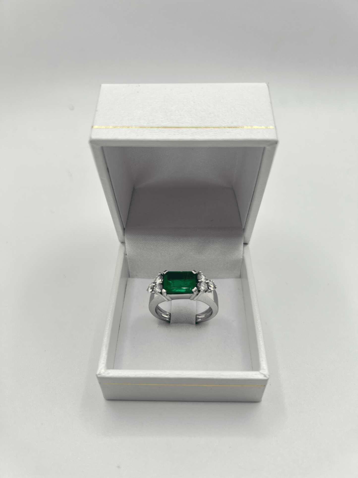 Sublimez votre style avec cette magnifique bague sertie d'une émeraude de 2,40 carats, sublimée par 0,60 carat de diamants étincelants. Un bijou d’exception, livré dans un écrin raffiné, idéal pour une occasion spéciale ou pour offrir un cadeau inoubliable.