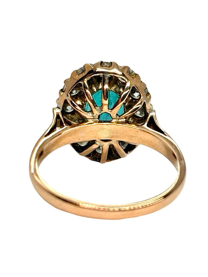 Bague en or rose 14K sertie d’une émeraude de 1,50 ct et de diamants naturels totalisant environ 0,50 ct. Cette bague de joaillerie associe la chaleur de l’or rose 14 carats à l’éclat intense de l’émeraude et à la brillance des diamants. Son design raffiné et élégant met en valeur les pierres précieuses et apporte une touche sophistiquée. Une bague émeraude et diamant intemporelle, idéale pour une occasion spéciale ou au quotidien.