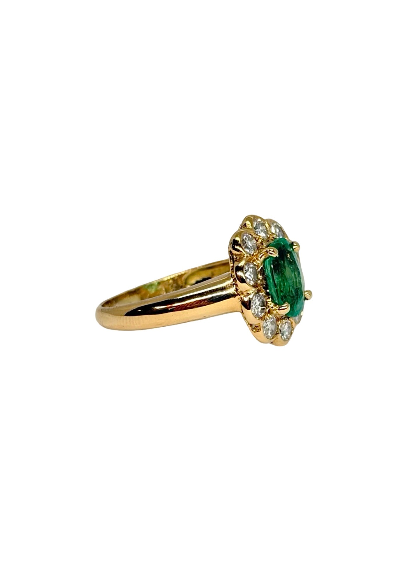 Bague en or jaune 18K (750/1000) sertie d'une magnifique émeraude naturelle de 2 ct, sublimée par des diamants naturels totalisant 0,50 ct. Son design élégant met en valeur l'intensité du vert de l'émeraude et l'éclat des diamants, offrant un bijou raffiné et intemporel. Idéale pour un cadeau d'exception, des fiançailles ou une collection de haute joaillerie, cette bague allie élégance, caractère et savoir-faire artisanal.