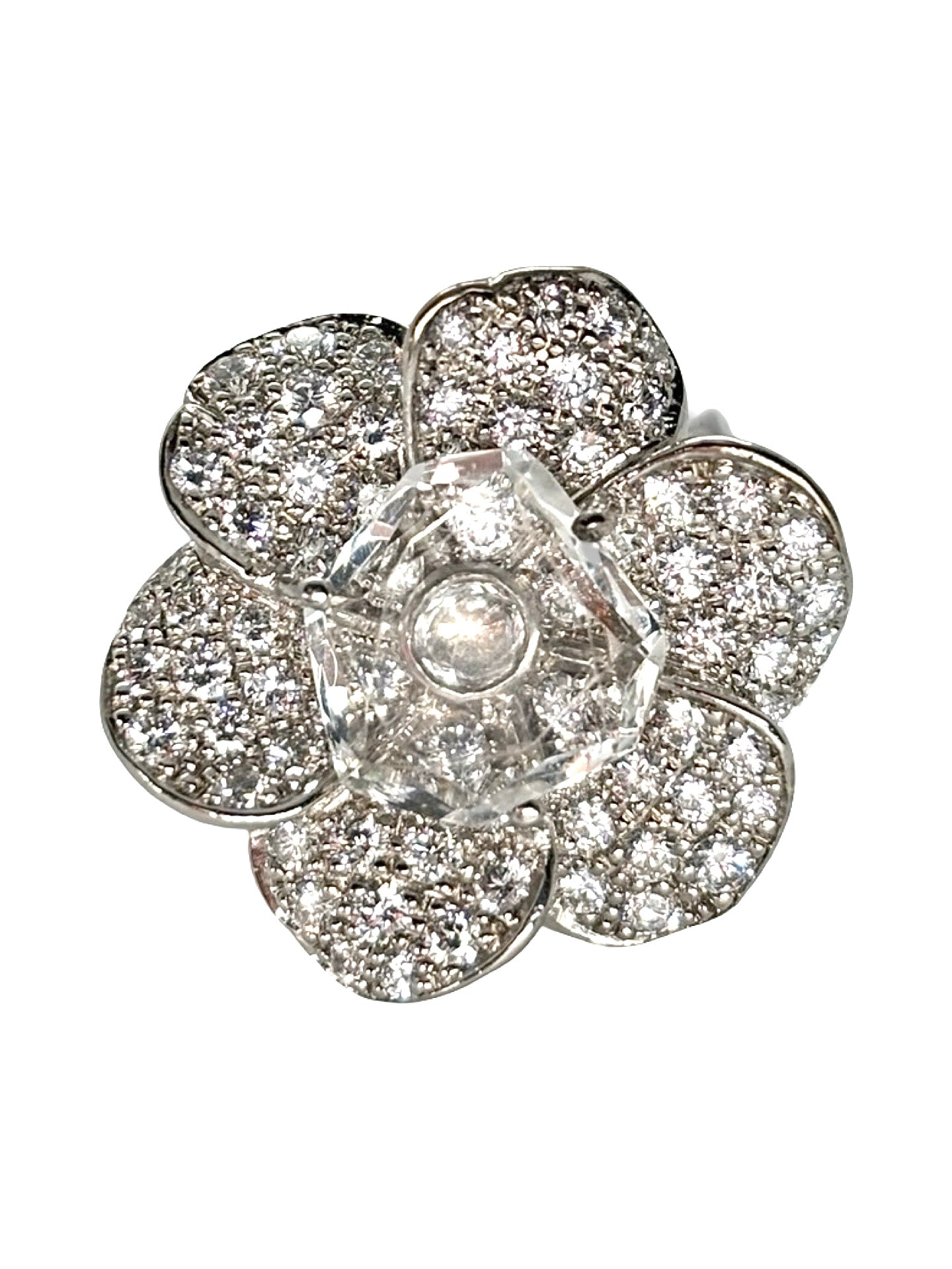 Bague motif fleur en or blanc 18 carats ornée de diamants totalisant 1 carat et de cristal. Ce bijou raffiné séduit par son design floral délicat, la brillance des diamants et la transparence lumineuse du cristal. Une bague élégante et précieuse, idéale pour sublimer une tenue ou enrichir une collection de joaillerie.