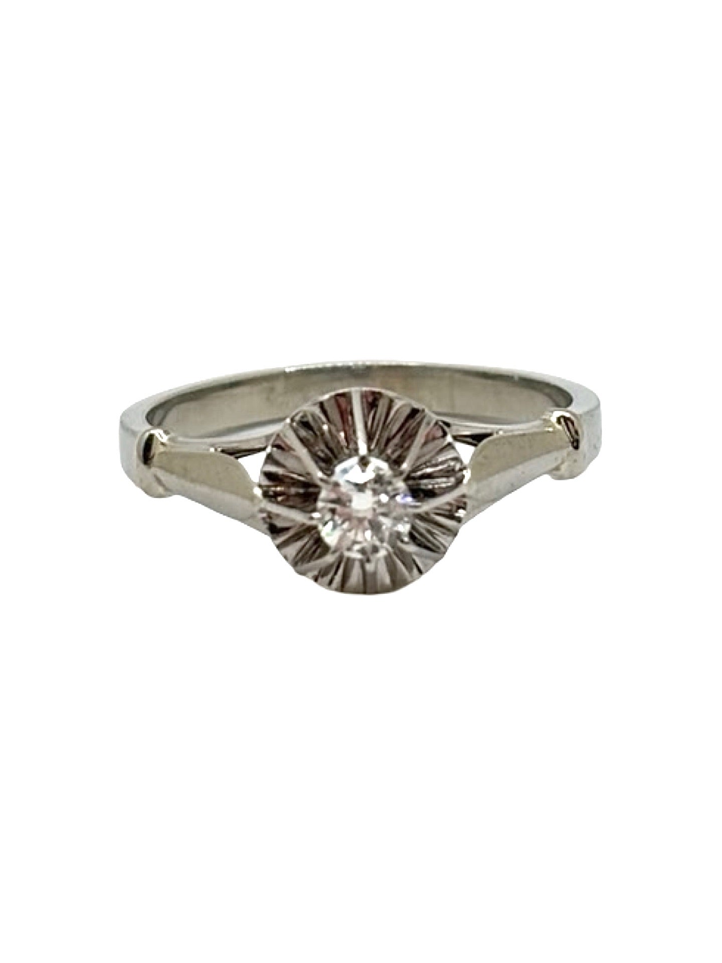 Bague en or 18 carats et platine 950 sertie d’un diamant de 0,18 carat. Élégante et raffinée, cette bague associe la chaleur de l’or à la noblesse du platine pour mettre en valeur l’éclat du diamant. Un bijou intemporel idéal pour une demande en mariage, un anniversaire ou un cadeau précieux du quotidien.
