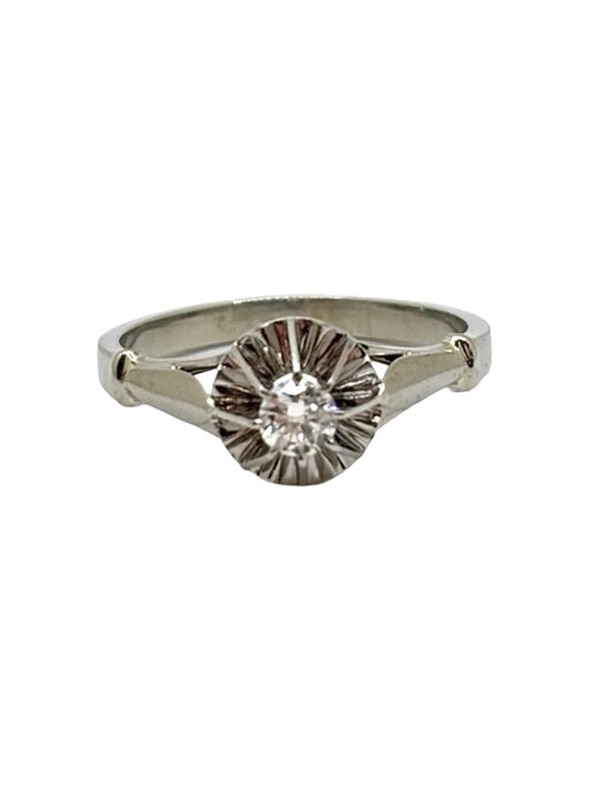 Bague en or 18 carats et platine 950 sertie d’un diamant de 0,18 carat. Élégante et raffinée, cette bague associe la chaleur de l’or à la noblesse du platine pour mettre en valeur l’éclat du diamant. Un bijou intemporel idéal pour une demande en mariage, un anniversaire ou un cadeau précieux du quotidien.

