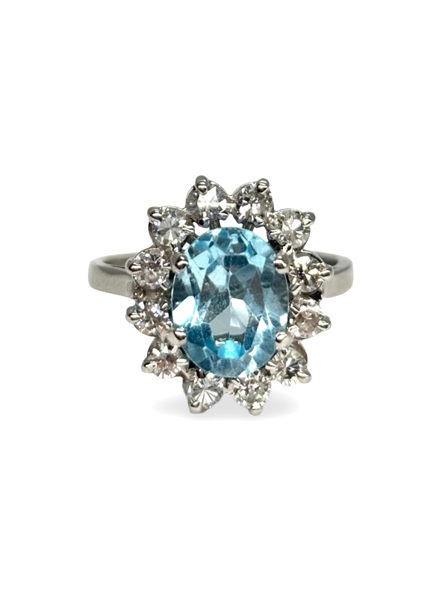 Bague en or blanc 18 carats sertie d’une aigue-marine de 1,5 carat, sublimée par des diamants pour un poids total de 0,50 carat. Ce bijou raffiné met en valeur l’éclat bleu cristallin de l’aigue-marine, rehaussé par la brillance des diamants. Son design élégant et intemporel en fait une bague idéale pour une occasion spéciale, des fiançailles ou un cadeau précieux. Elle se porte seule ou associée à d’autres bijoux en or blanc.
