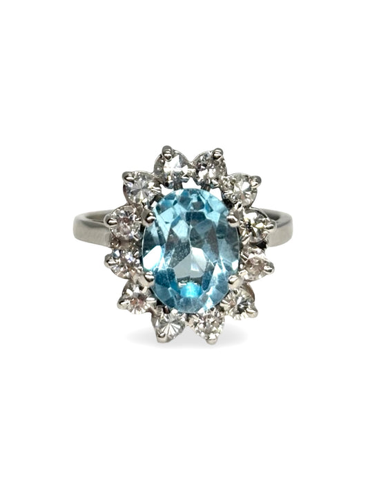 Bague en or blanc 18 carats sertie d’une aigue-marine de 1,5 carat, sublimée par des diamants pour un poids total de 0,50 carat. Ce bijou raffiné met en valeur l’éclat bleu cristallin de l’aigue-marine, rehaussé par la brillance des diamants. Son design élégant et intemporel en fait une bague idéale pour une occasion spéciale, des fiançailles ou un cadeau précieux. Elle se porte seule ou associée à d’autres bijoux en or blanc.
