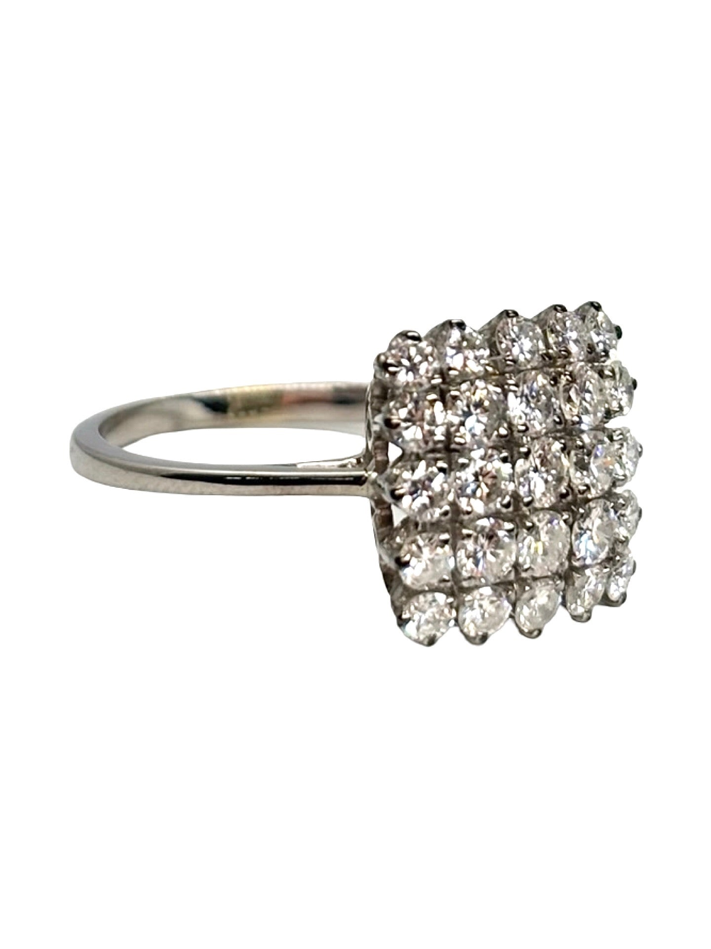 Bague en or blanc 18K sertie de diamants totalisant 1,5 carat, au design élégant et intemporel. Bijou raffiné mettant en valeur l’éclat intense des pierres et la brillance de l’or blanc poli. Monture délicate et lumineuse, idéale pour sublimer la main avec sophistication. Une pièce de joaillerie précieuse, parfaite pour une occasion spéciale ou un usage quotidien élégant.