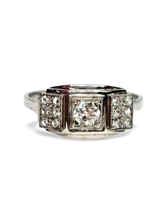 Bague en or blanc 18 carats sublimée par des diamants totalisant 0,30 carat. Son design élégant et intemporel met en valeur la brillance des pierres précieuses et la luminosité de l’or blanc. Cette bague raffinée convient aussi bien à un cadeau symbolique qu’à une occasion spéciale, apportant une touche de sophistication et d’éclat à chaque tenue.
