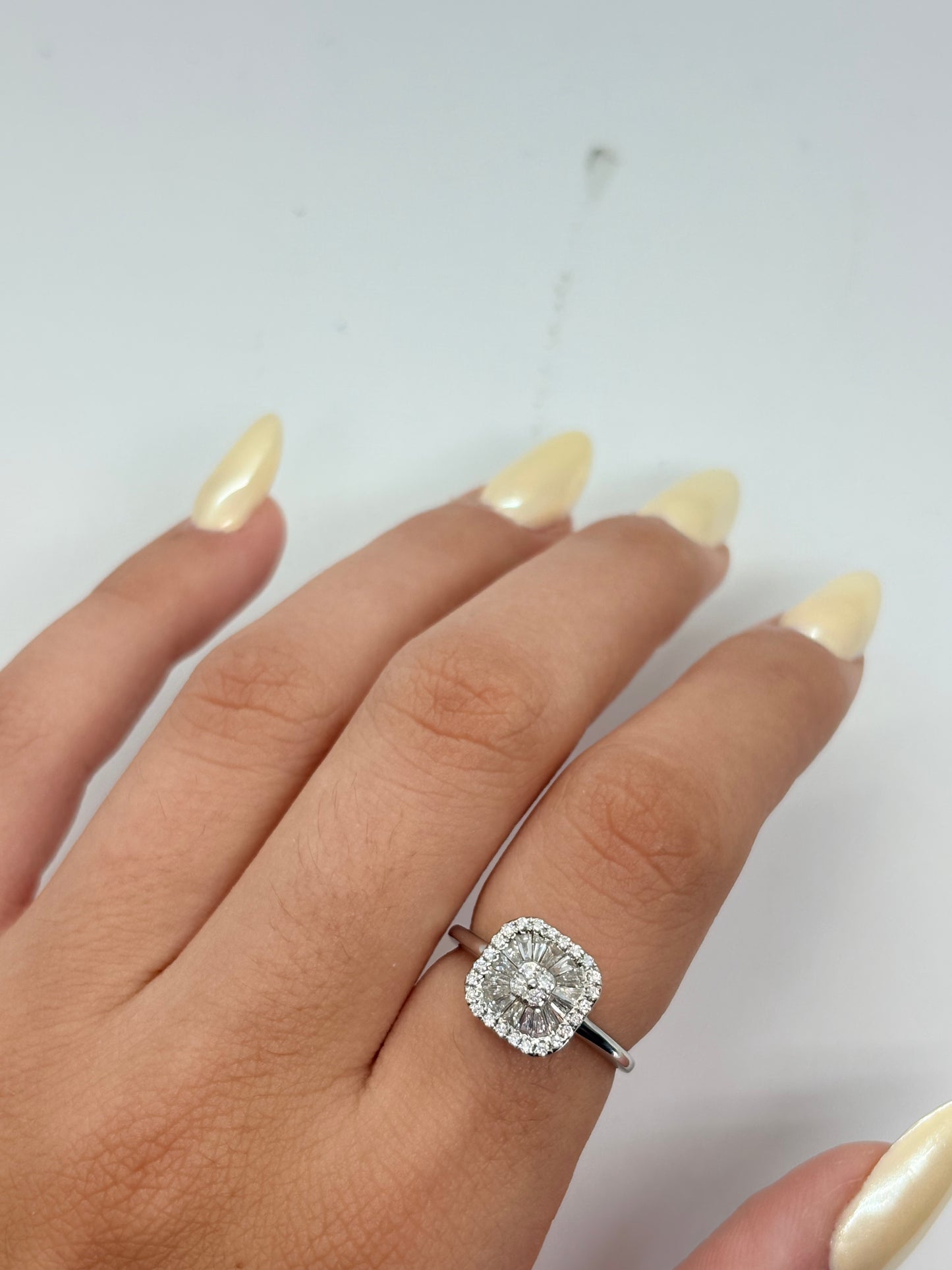 Bague en or blanc 18K sertie de diamants pour une élégance intemporelle. Cette bague joaillerie en or blanc 18 carats et diamants 0,50 ct se distingue par son design raffiné et son éclat lumineux. La bague précieuse met en valeur la brillance des diamants délicatement sertis sur l’or blanc. Une création élégante et sophistiquée, idéale pour sublimer une tenue ou offrir un bijou précieux. Bague diamant en or blanc 18K, parfaite pour les amateurs de joaillerie raffinée.