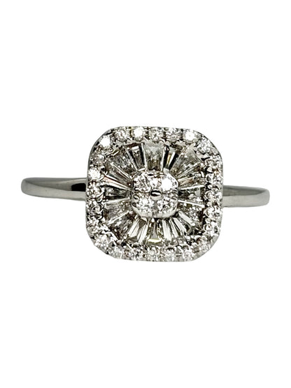 Bague en or blanc 18K sertie de diamants pour une élégance intemporelle. Cette bague joaillerie en or blanc 18 carats et diamants 0,50 ct se distingue par son design raffiné et son éclat lumineux. La bague précieuse met en valeur la brillance des diamants délicatement sertis sur l’or blanc. Une création élégante et sophistiquée, idéale pour sublimer une tenue ou offrir un bijou précieux. Bague diamant en or blanc 18K, parfaite pour les amateurs de joaillerie raffinée.
