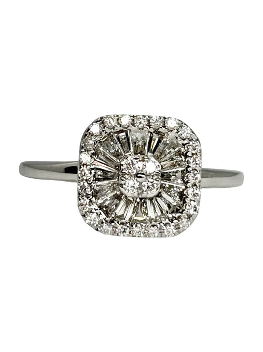 Bague en or blanc 18K sertie de diamants pour une élégance intemporelle. Cette bague joaillerie en or blanc 18 carats et diamants 0,50 ct se distingue par son design raffiné et son éclat lumineux. La bague précieuse met en valeur la brillance des diamants délicatement sertis sur l’or blanc. Une création élégante et sophistiquée, idéale pour sublimer une tenue ou offrir un bijou précieux. Bague diamant en or blanc 18K, parfaite pour les amateurs de joaillerie raffinée.
