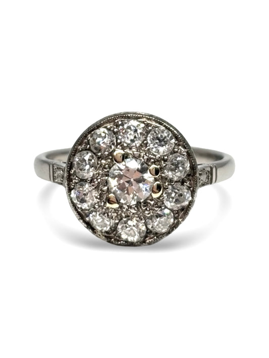 Bague en or blanc 18 carats sertie de diamants totalisant 0,60 carat. Élégante et lumineuse, elle met en valeur l’éclat des diamants grâce à un design raffiné et intemporel. Idéale pour une occasion spéciale, une demande en mariage ou comme bijou du quotidien, cette bague apporte une touche de sophistication et de brillance à chaque style.