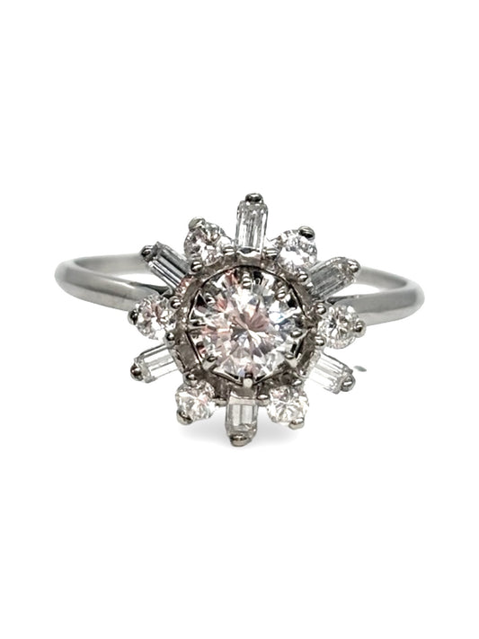 Bague en or blanc 18 carats sertie de diamants pour un poids total de 0,80 carat. Élégante et intemporelle, cette bague met en valeur l’éclat des pierres et la pureté du métal précieux. Idéale pour une occasion spéciale ou comme bague de fiançailles, elle allie raffinement, brillance et savoir-faire joaillier.