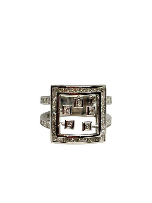 Bague en or blanc 18K (750/1000) sertie de diamants naturels totalisant 1,10 ct. Son design raffiné met en valeur l'éclat des pierres et la pureté de l'or blanc, offrant un bijou élégant et intemporel. Idéale pour une bague de fiançailles, un anniversaire ou un cadeau précieux, cette création allie finesse, brillance et savoir-faire joaillier. Une bague en diamants pensée pour sublimer chaque tenue avec élégance.