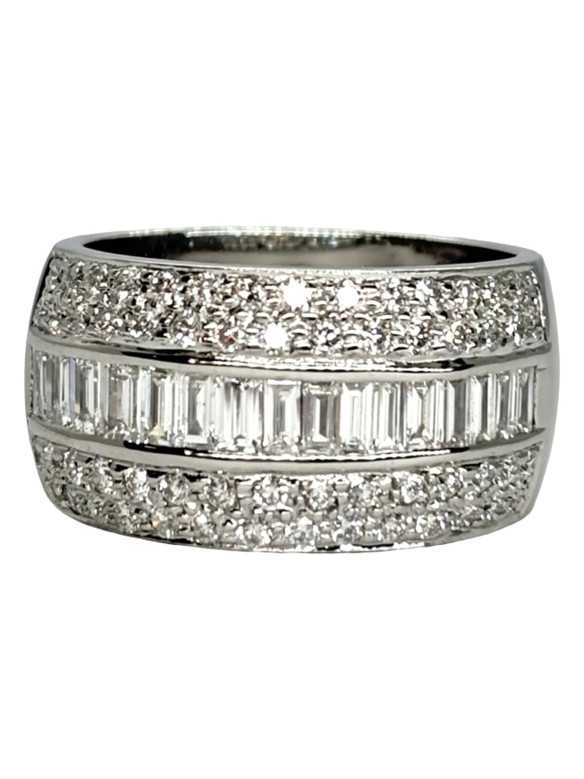 Bague en or blanc 18K sertie de diamants d’un poids total de 1,50 ct. Cette bague de joaillerie élégante séduit par l’éclat de ses diamants et la finesse de son or blanc 18 carats. Son design raffiné en fait un bijou intemporel et sophistiqué, idéal pour sublimer une tenue au quotidien ou lors d’une occasion spéciale. Une pièce précieuse et lumineuse pour les amateurs de bijoux en or blanc et de diamants.
