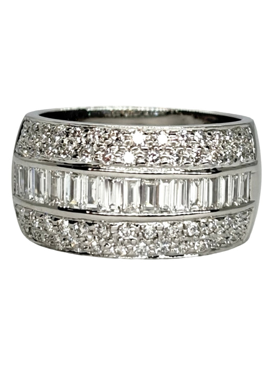 Bague en or blanc 18K sertie de diamants d’un poids total de 1,50 ct. Cette bague de joaillerie élégante séduit par l’éclat de ses diamants et la finesse de son or blanc 18 carats. Son design raffiné en fait un bijou intemporel et sophistiqué, idéal pour sublimer une tenue au quotidien ou lors d’une occasion spéciale. Une pièce précieuse et lumineuse pour les amateurs de bijoux en or blanc et de diamants.