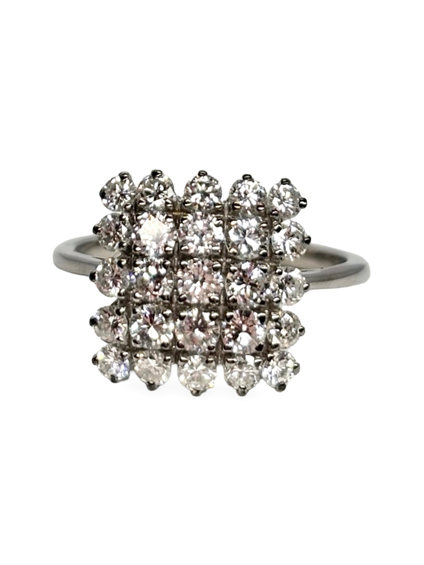 Bague en or blanc 18K sertie de diamants totalisant 1,5 carat, au design élégant et intemporel. Bijou raffiné mettant en valeur l’éclat intense des pierres et la brillance de l’or blanc poli. Monture délicate et lumineuse, idéale pour sublimer la main avec sophistication. Une pièce de joaillerie précieuse, parfaite pour une occasion spéciale ou un usage quotidien élégant.