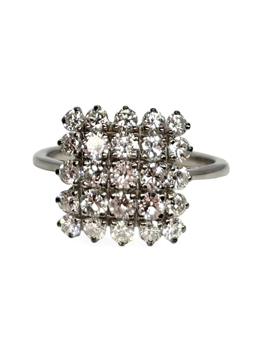 Bague en or blanc 18K sertie de diamants totalisant 1,5 carat, au design élégant et intemporel. Bijou raffiné mettant en valeur l’éclat intense des pierres et la brillance de l’or blanc poli. Monture délicate et lumineuse, idéale pour sublimer la main avec sophistication. Une pièce de joaillerie précieuse, parfaite pour une occasion spéciale ou un usage quotidien élégant.