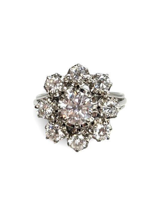 Bague en or blanc 18 carats sertie de diamants totalisant 2,1 carats. Monture élégante mettant en valeur l’éclat des pierres, idéale pour une bague de fiançailles ou un bijou raffiné. Design intemporel en or blanc 750 millièmes, alliant brillance et sophistication. Bijou précieux adapté à toutes les occasions.
