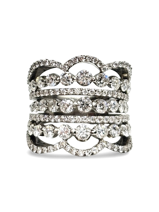 Bague en or blanc 18 carats sertie de diamants pour un poids total de 2,5 carats. Ce bijou raffiné met en valeur l’éclat naturel des diamants grâce à une monture élégante et lumineuse. Son design intemporel en fait un choix idéal pour une occasion spéciale, des fiançailles ou pour enrichir une collection de joaillerie d’exception.
