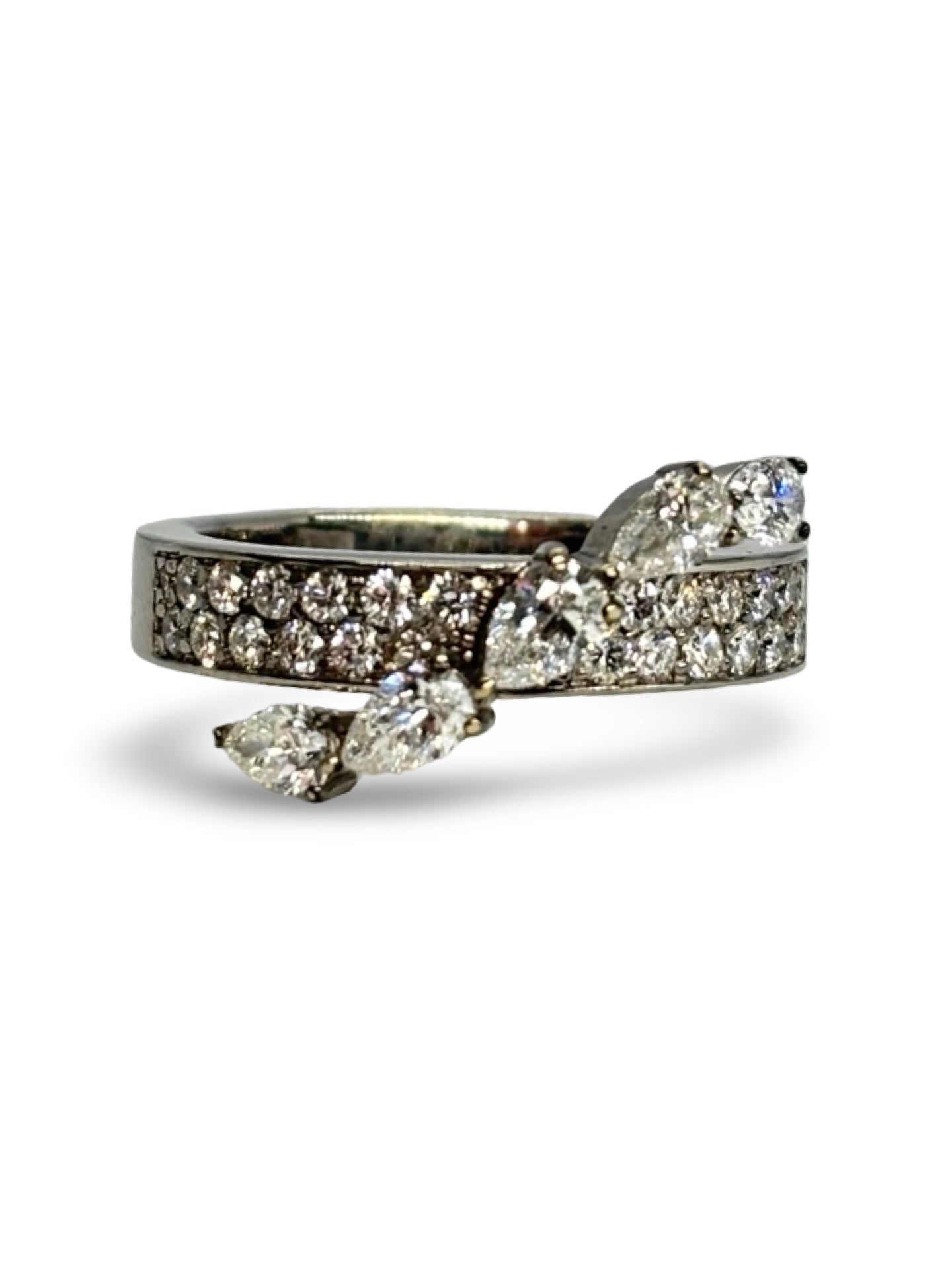 Bague en or blanc 18 carats sertie de diamants totalisant 2 carats. Ce bijou raffiné séduit par l’éclat intense de ses diamants et la finesse de son design en or blanc. Élégante et intemporelle, cette bague apporte une touche de prestige et de lumière à chaque tenue. Idéale pour célébrer un engagement, un anniversaire ou une occasion exceptionnelle.
