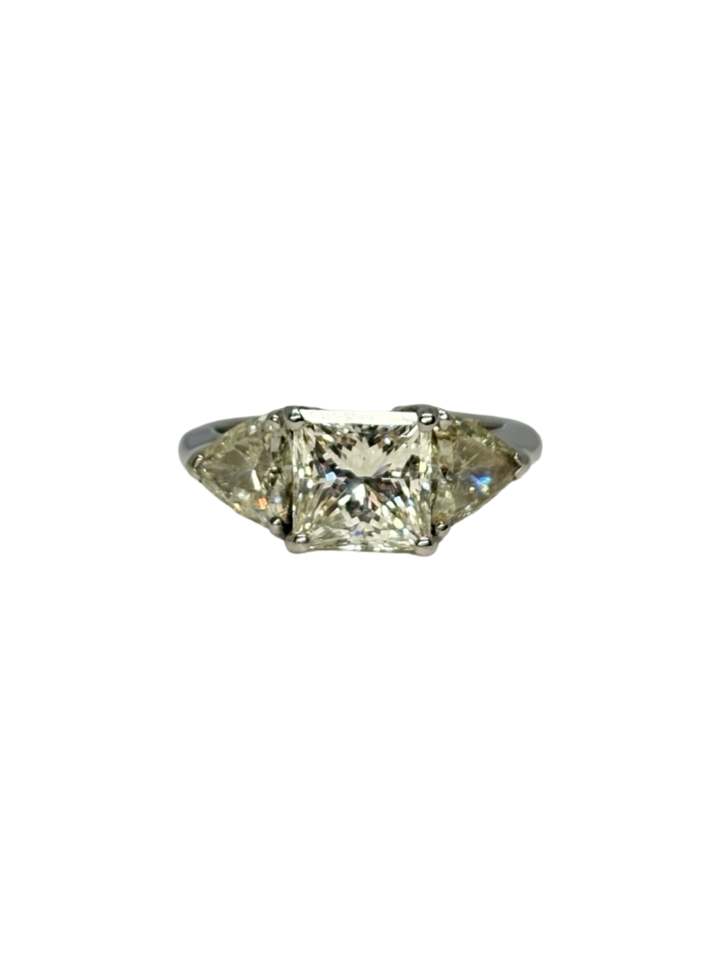 Bague en or blanc 18K sertie de diamants pour une création joaillière élégante et raffinée. Ce bijou précieux associe l’éclat lumineux de l’or blanc 18 carats à un total de 3,70 ct de diamants. Son design sophistiqué sublime la main et apporte une touche de luxe intemporel. Une bague en diamants idéale pour une occasion spéciale ou pour enrichir une collection de haute joaillerie. Bijou précieux en or blanc 18K et diamants 3,70 ct.