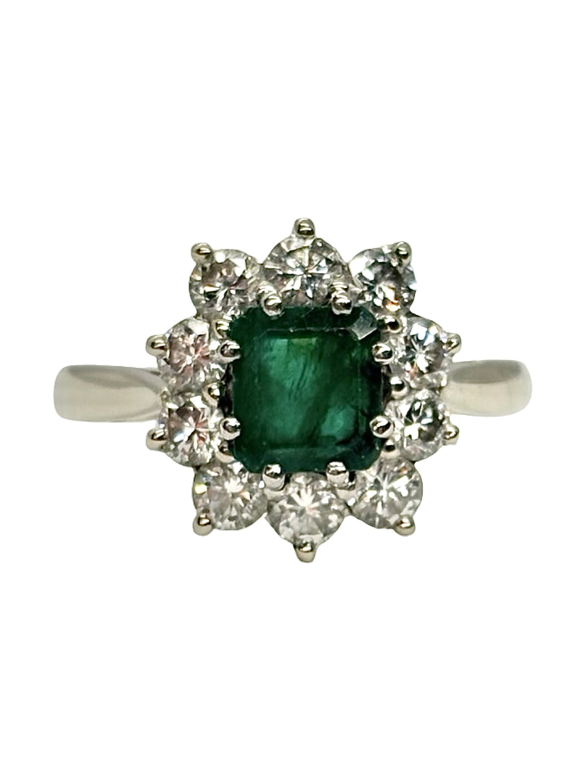 Bague en or blanc 18K (750 millièmes) sertie d’une émeraude de 1,10 carat et de diamants naturels pour un poids total de 0,80 carat. Cette bague de joaillerie associe l’intensité du vert de l’émeraude à l’éclat lumineux des diamants, créant un contraste élégant et raffiné. Ce bijou précieux en or blanc et pierres naturelles séduit par son charme intemporel. Idéale pour sublimer une tenue ou offrir un cadeau d’exception, cette bague émeraude et diamants apporte une touche de sophistication à chaque main.