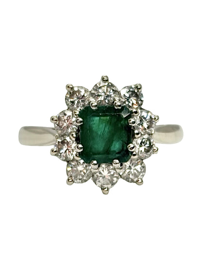 Bague en or blanc 18K (750 millièmes) sertie d’une émeraude de 1,10 carat et de diamants naturels pour un poids total de 0,80 carat. Cette bague de joaillerie associe l’intensité du vert de l’émeraude à l’éclat lumineux des diamants, créant un contraste élégant et raffiné. Ce bijou précieux en or blanc et pierres naturelles séduit par son charme intemporel. Idéale pour sublimer une tenue ou offrir un cadeau d’exception, cette bague émeraude et diamants apporte une touche de sophistication à chaque main.
